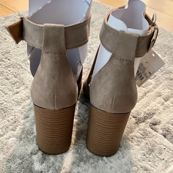 Universal Thread Ladies shoes - Picture 2 of 8